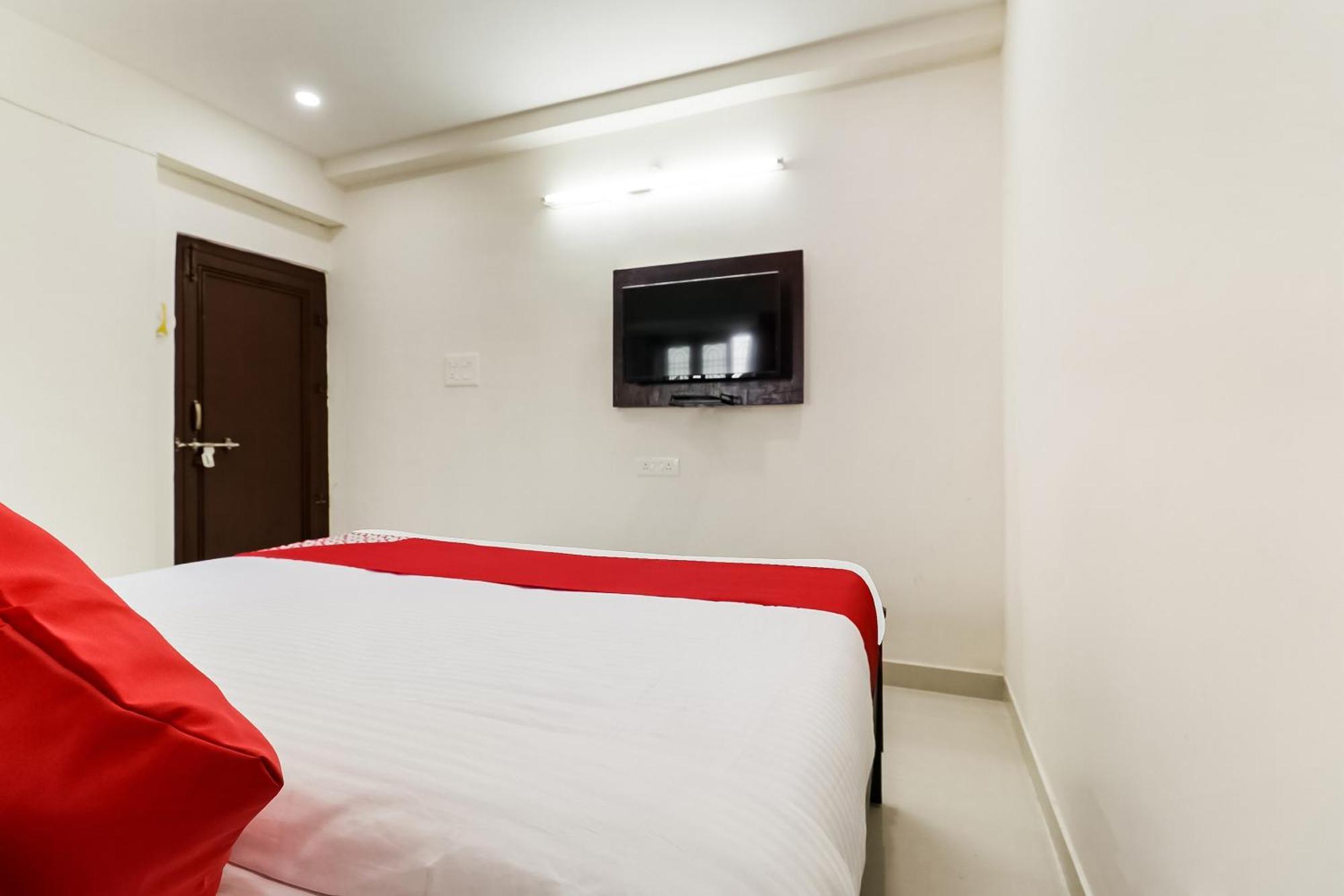 Hotel Oyo Victory Grand à Tadepalle Extérieur photo
