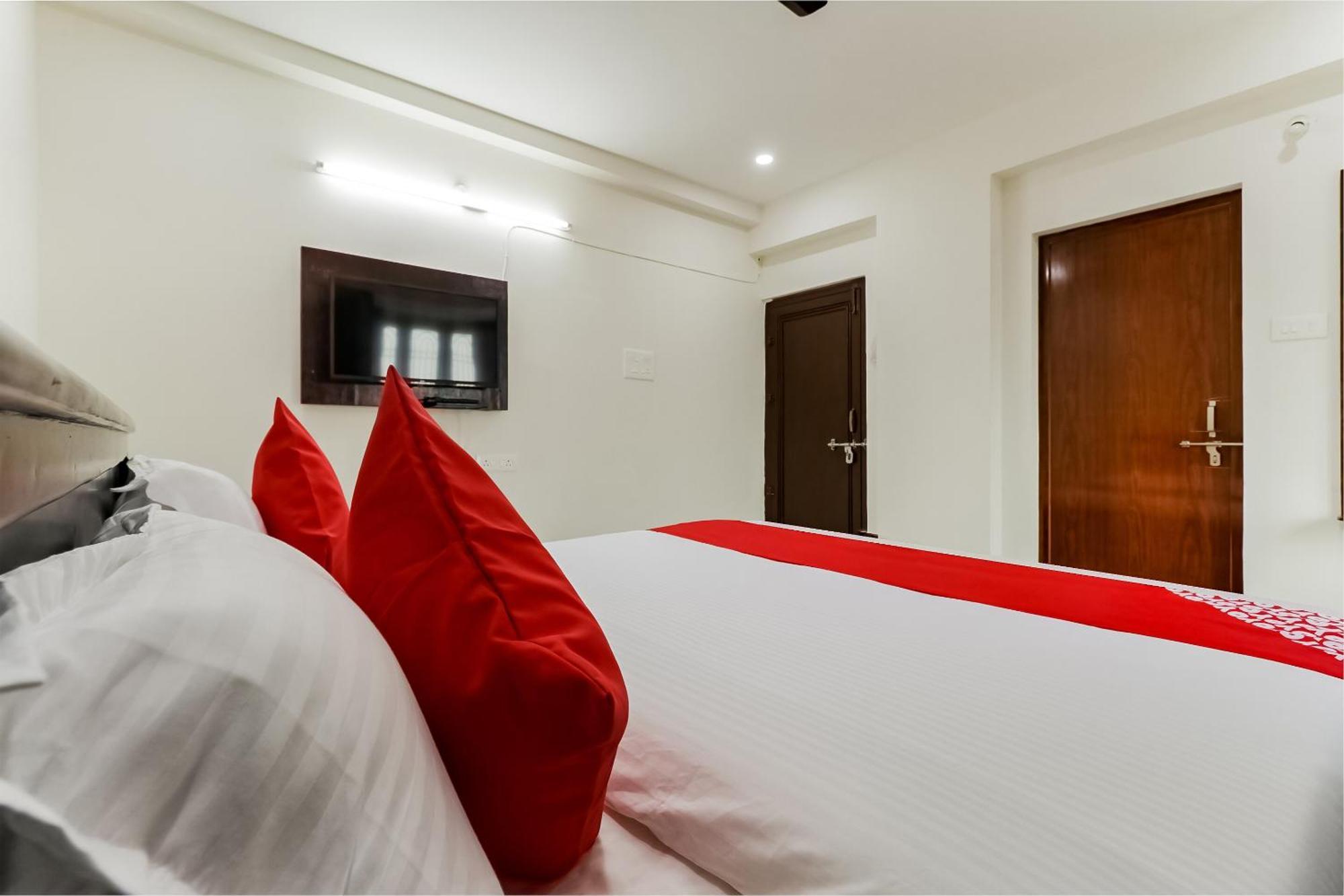 Hotel Oyo Victory Grand à Tadepalle Extérieur photo